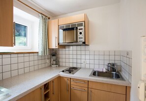 Fridge, microwave, oven, coffee/tea maker