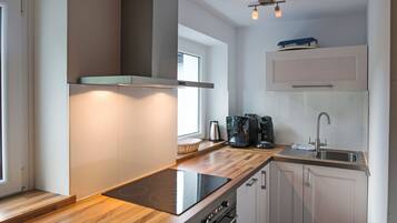 Frigorífico, microondas, horno y lavavajillas