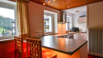 Een koelkast, een magnetron, een oven, een vaatwasser