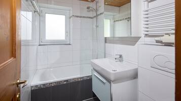 Badewanne, Haartrockner, Toilettenpapier