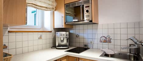 Fridge, microwave, dishwasher, coffee/tea maker