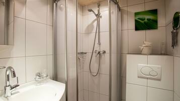 Een douche, toiletpapier