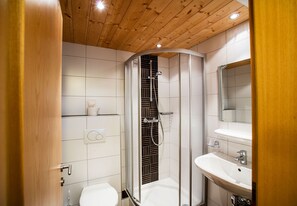 Regadera y papel de baño 