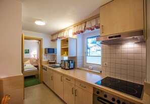 Kylskåp, mikrovågsugn, ugn och diskmaskin