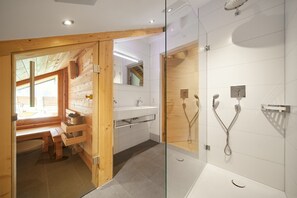 Badekar, hårføner og toalettpapir