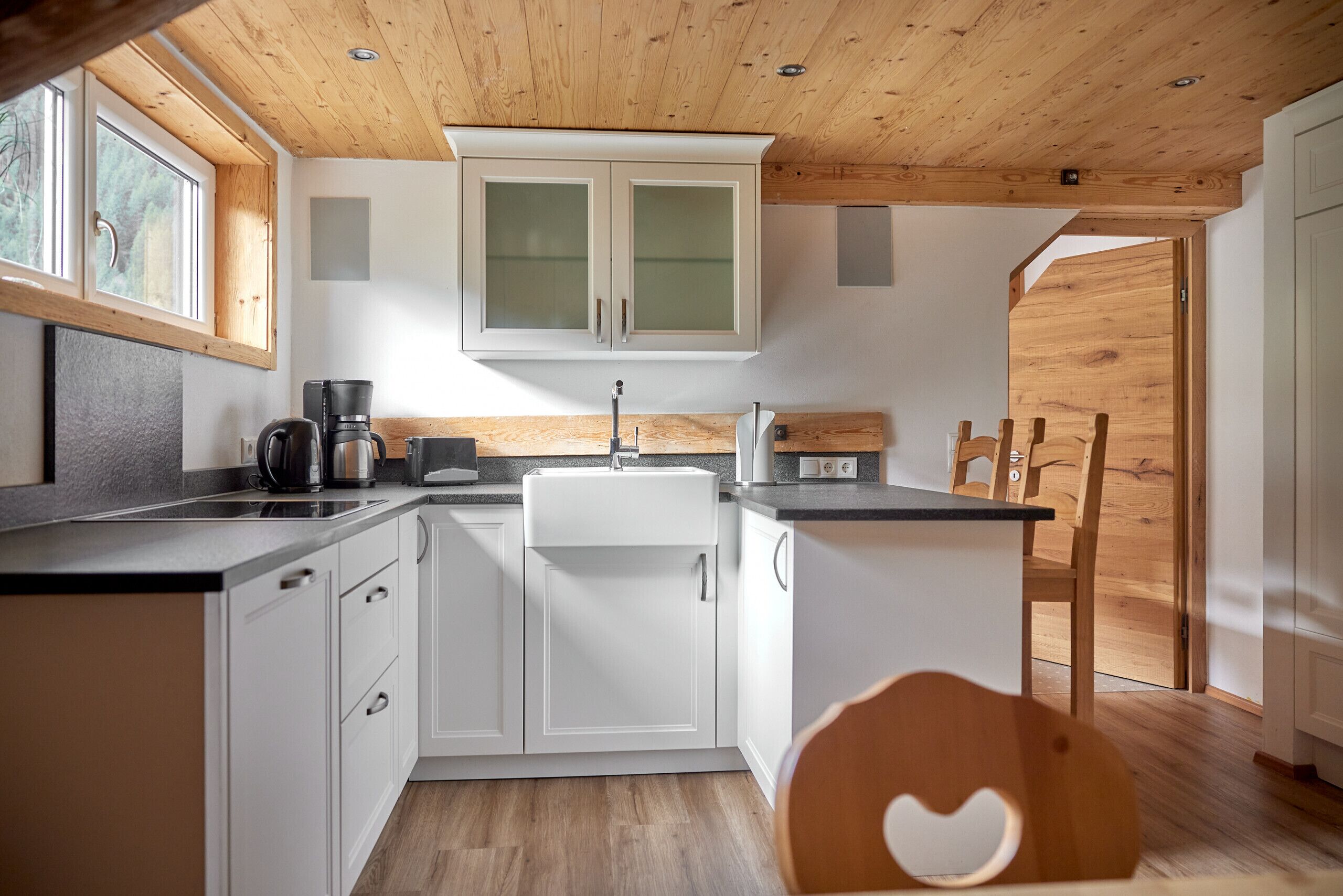 Kühlschrank, Ofen, Geschirrspüler, Wasserkocher mit Kaffee-/Teezubehör