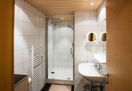 Shower, toilet paper. 5302 Delia "302"
