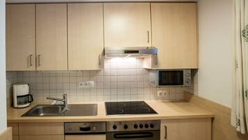 Kühlschrank, Ofen, Geschirrspüler, Wasserkocher mit Kaffee-/Teezubehör