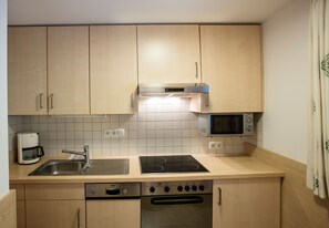 Fridge, oven, dishwasher, coffee/tea maker