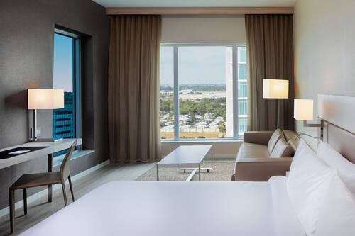 Chambre Premium, 1 très grand lit et 1 canapé-lit (View) | Literie de qualité supérieure, coffres-forts dans les chambres, bureau