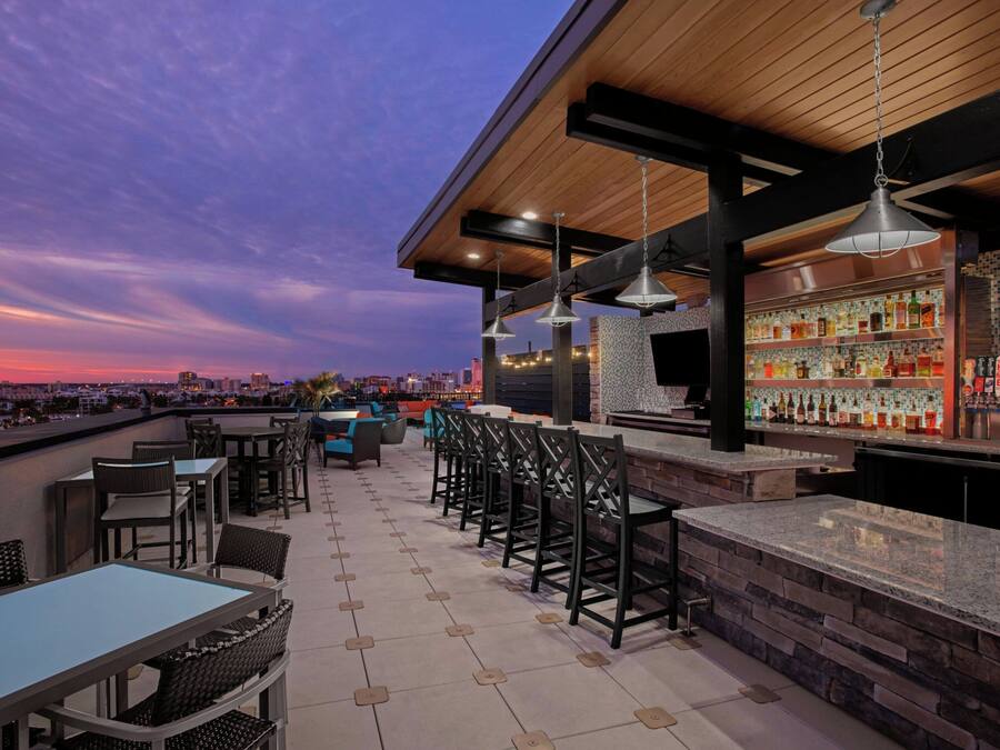 Bar auf der Dachterrasse