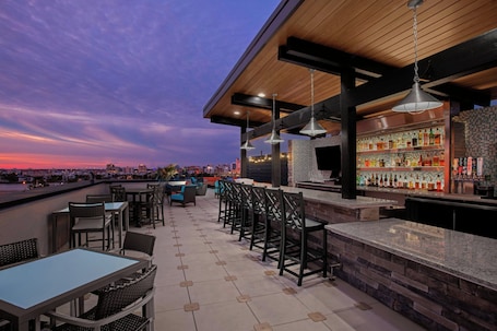 Bar en la azotea. Courtyard by Marriott Clearwater Beach