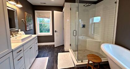 Stunning Views on 10 Acres + Biltmore Pass | Peaceful Artist's Retreat