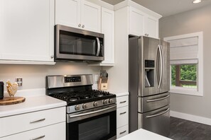 Réfrigérateur, four à micro-ondes, un four, surface de cuisson