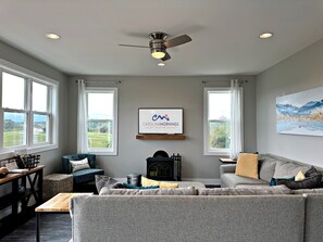 Smart TV, books - Stunning Views on 10 Acres + Biltmore Pass | Peaceful Artist's Retreat (Marshall)