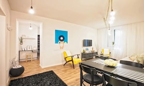 Standard Apartment | Ruang tamu | 30 inci televisyen skrin rata dengan kabel, TV