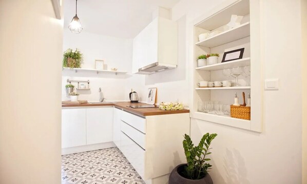 Standard Apartment | Private kitchen | Full-sized fridge, microwave, stovetop, dishwasher - Batchae apartment (Split)