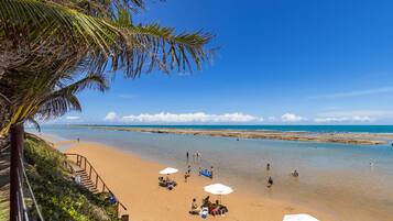Na praia, areia branca