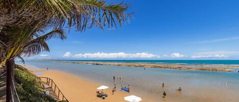 Accommodatie ligt op het strand, wit zand