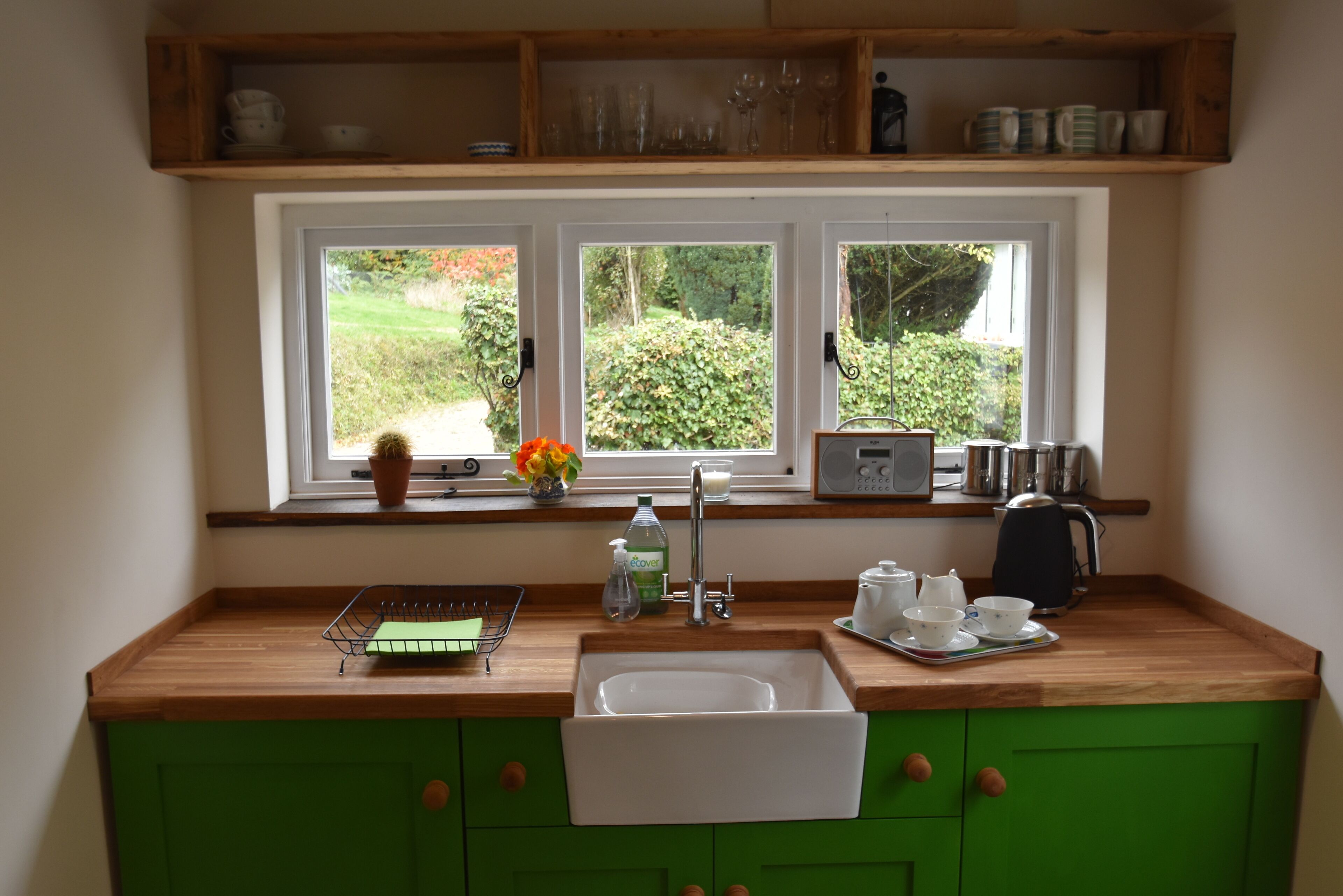 Fridge, oven, stovetop, electric kettle