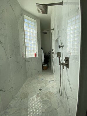 Secadora de cabello, jabón, papel de baño 