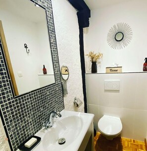 Duschwanne, Haartrockner, Handtücher, Seife