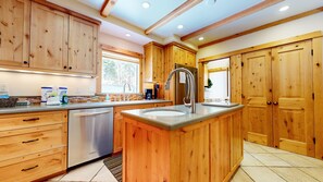 Condo, 5 Bedrooms | Private kitchen | Fridge, oven, coffee/tea maker, toaster - Val DIsere 9 Spacious and Walk to The Village, Washer Dryer, Gas Grill, Master Suites and More by RedAwning (Mammoth Lakes)