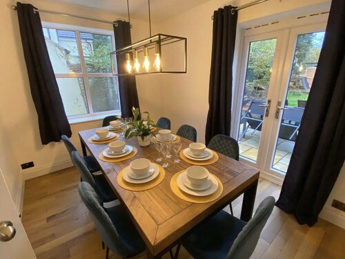 Beautiful Cotswold House with Huge Garden in the centre of the village