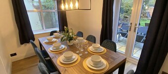 Beautiful Cotswold House with Huge Garden in the centre of the village