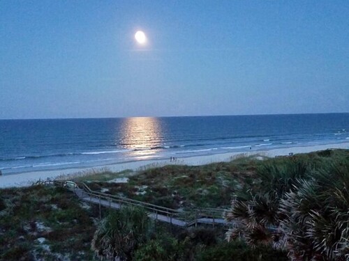 Wonderful updated oceanfront 1 bedroom condo!