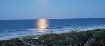 Wonderful updated oceanfront 1 bedroom condo!