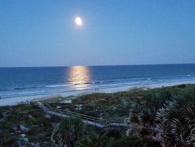 Wonderful updated oceanfront 1 bedroom condo!
