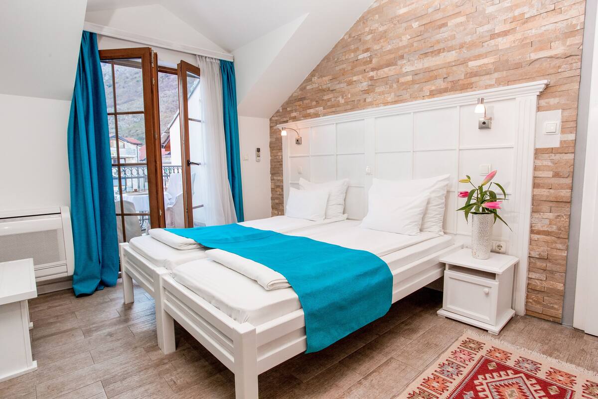 superior double room | 1 bedroom, minibar, in-room safe, desk