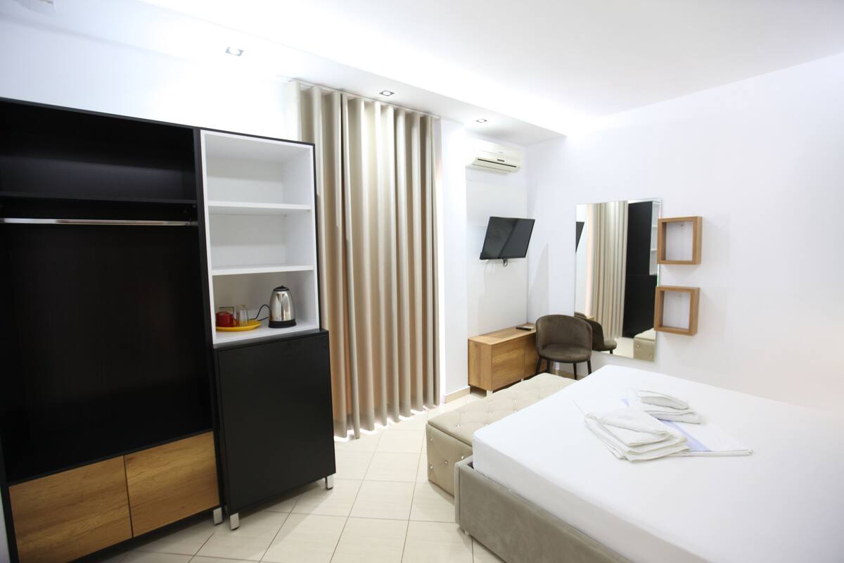 Deluxe Double Room | Hypo-allergenic bedding available, desk, cribs (surcharge), WiFi (free)