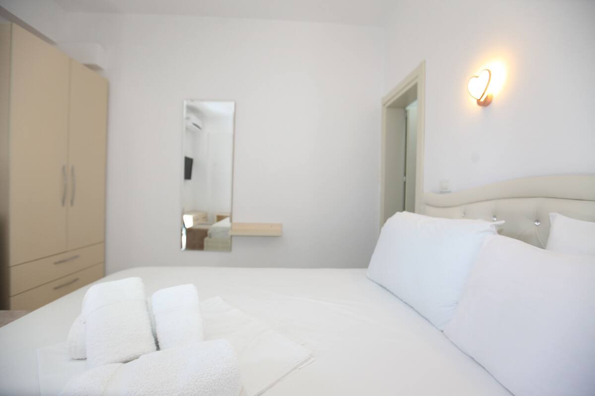 Triple Room | Hypo-allergenic bedding available, desk, cribs (surcharge), WiFi (free)