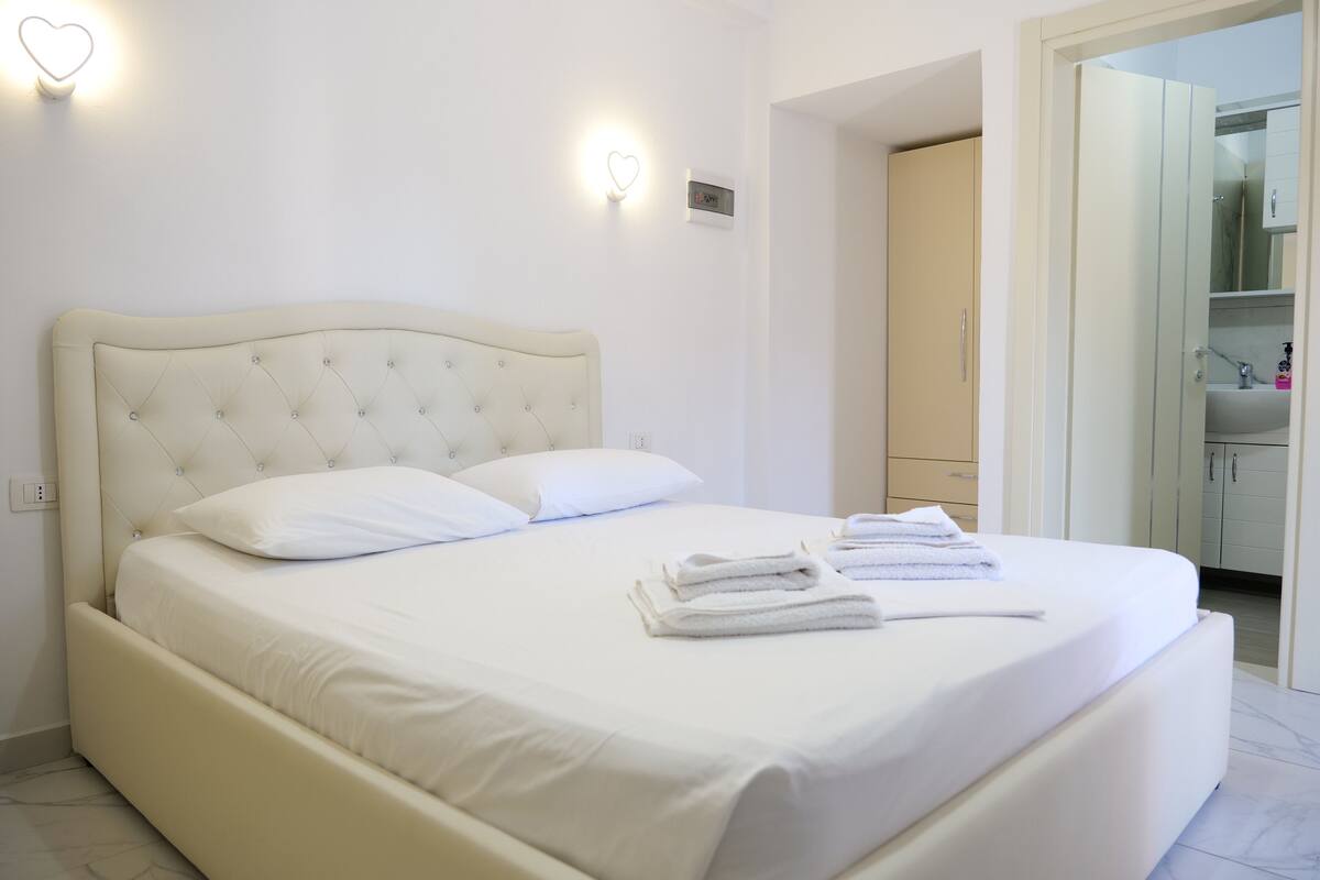 Hypo-allergenic bedding available, desk, cribs (surcharge), WiFi (free)