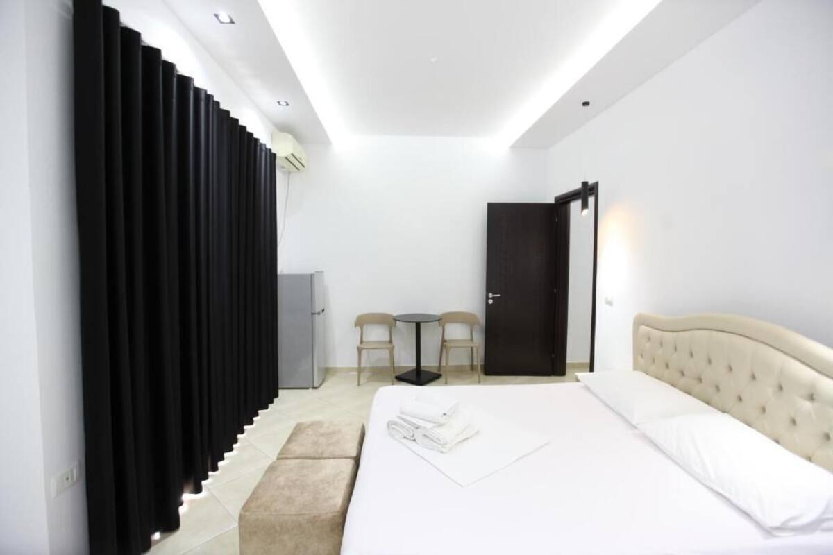 Hypo-allergenic bedding available, desk, cribs (surcharge), WiFi (free)