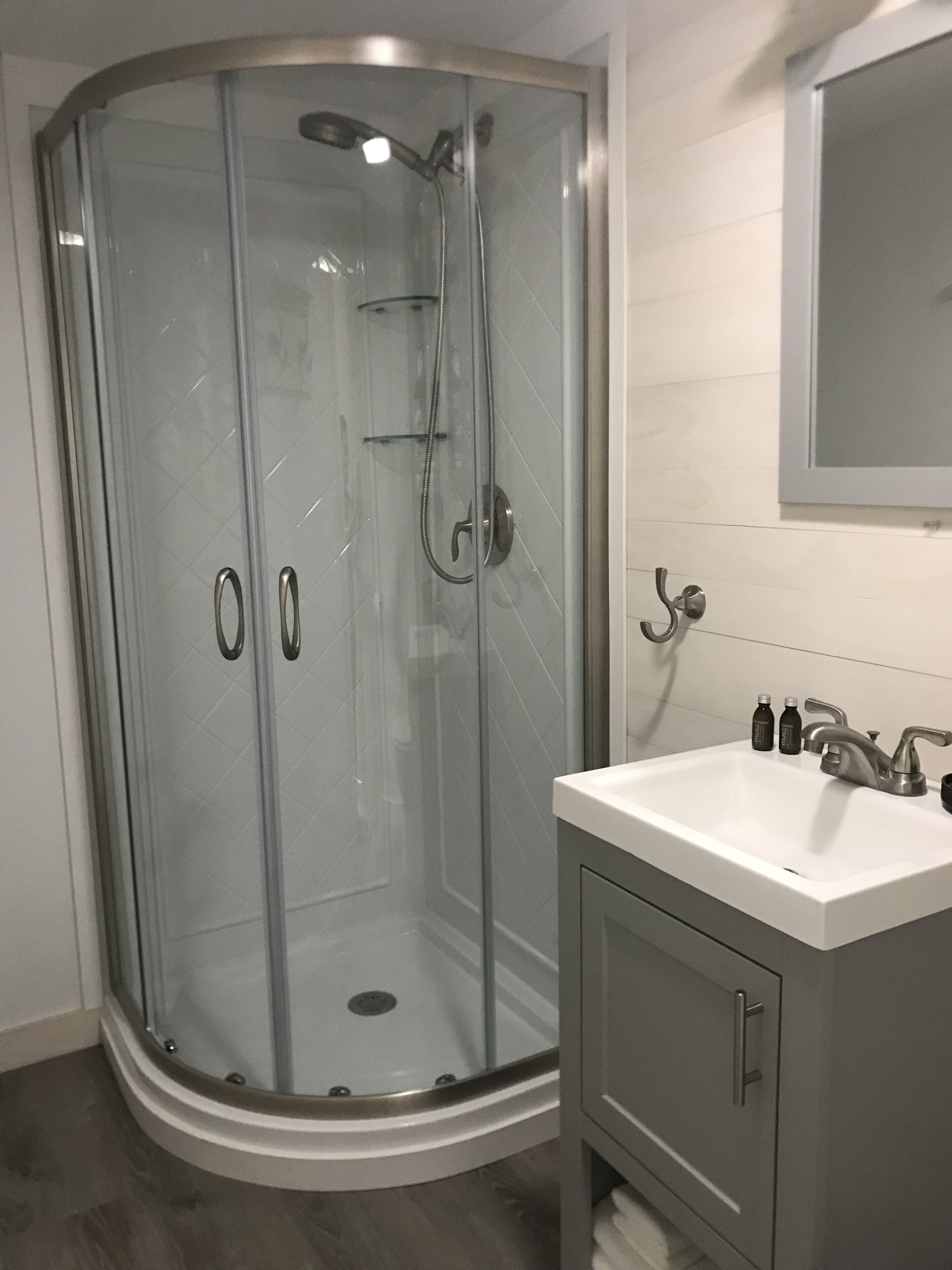 Ducha, secador de pelo, toallas y jabón