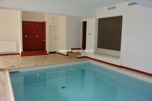 Innendørsbasseng og et oppvarmet basseng