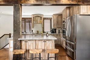 Réfrigérateur, four à micro-ondes, un four, surface de cuisson