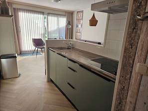 Kühlschrank, Mikrowelle, Herdplatte, Geschirrspüler