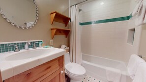 Combined shower/bathtub - 5-Star Luxury Home. Across from The Village. Gas Grill, Game Room, Wash/Dryer (Mammoth Lakes)