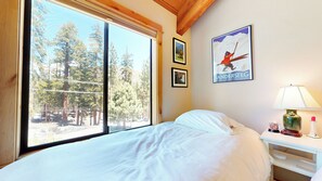 5 bedrooms, free WiFi, bed sheets - 5-Star Luxury Home. Across from The Village. Gas Grill, Game Room, Wash/Dryer (Mammoth Lakes)