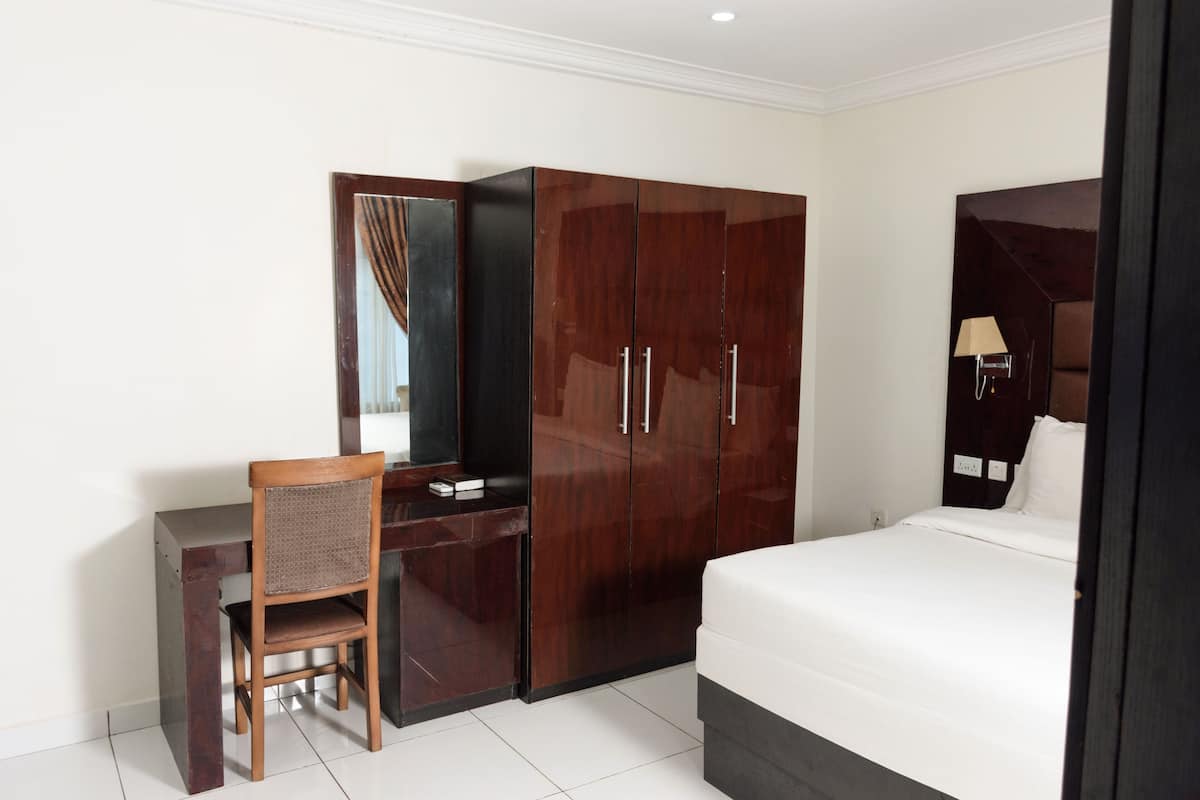 Executive Room | Desk, free WiFi, bed sheets
