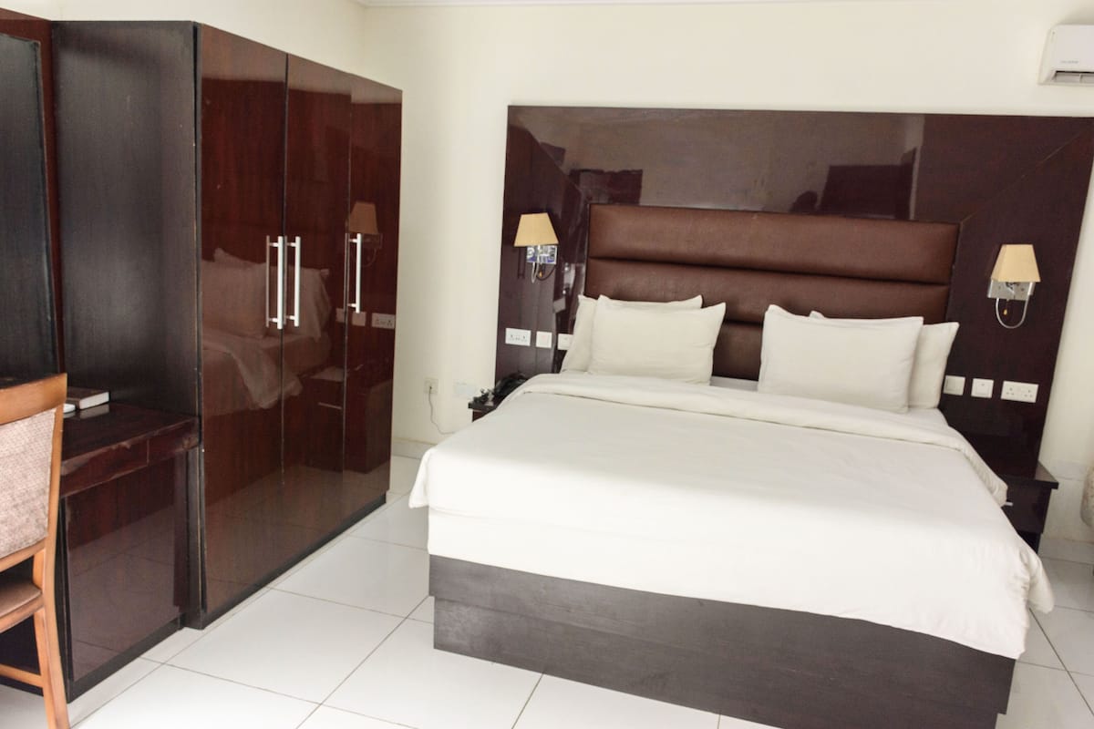 Business Room | Desk, free WiFi, bed sheets