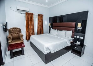 Executive Room | Desk, WiFi (free), bed sheets - Predia Hotel and Suites (Enugu)