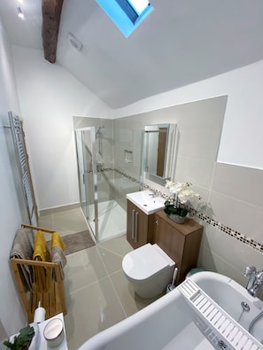 Badekar, hårtørrer, håndklæder, Sæbe