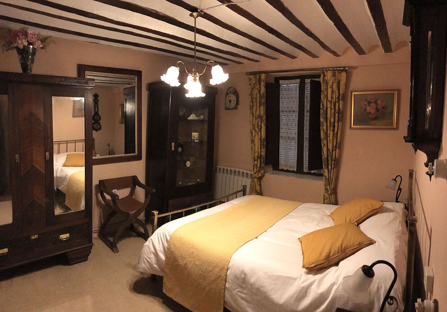 5 Schlafzimmer, Schreibtisch, Bügeleisen/Bügelbrett, Reisekinderbett