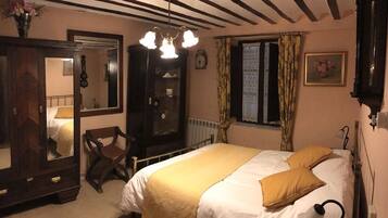 5 Schlafzimmer, Schreibtisch, Bügeleisen/Bügelbrett, Reisekinderbett
