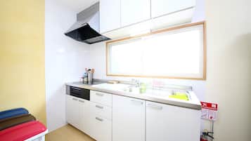 Fridge, microwave, stovetop, cookware/dishes/utensils
